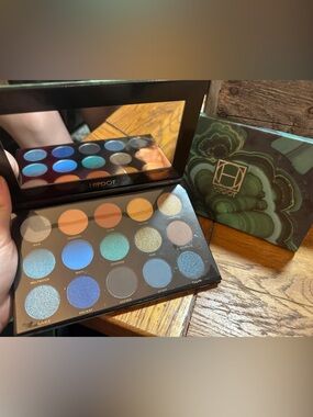 HIPDOT Green & Blue Eyeshadow Palette — Shimmer and Matte Eye Collection